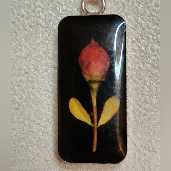 Vintage Necklace - Mini rosebud encased in resin - Picture 3 of 5